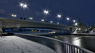 Dammbrücke in einer Winternacht
