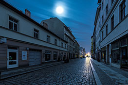 Grünstraße in Köpenick ohne Straßenbeleuchtung bei Vollmond