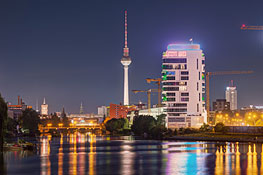 Berliner Skyline bei Nacht - Fernsicht auf den Bereich beim Alexanderplatz