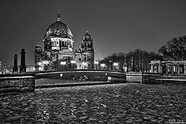 Berliner Dom bei Nacht - SW