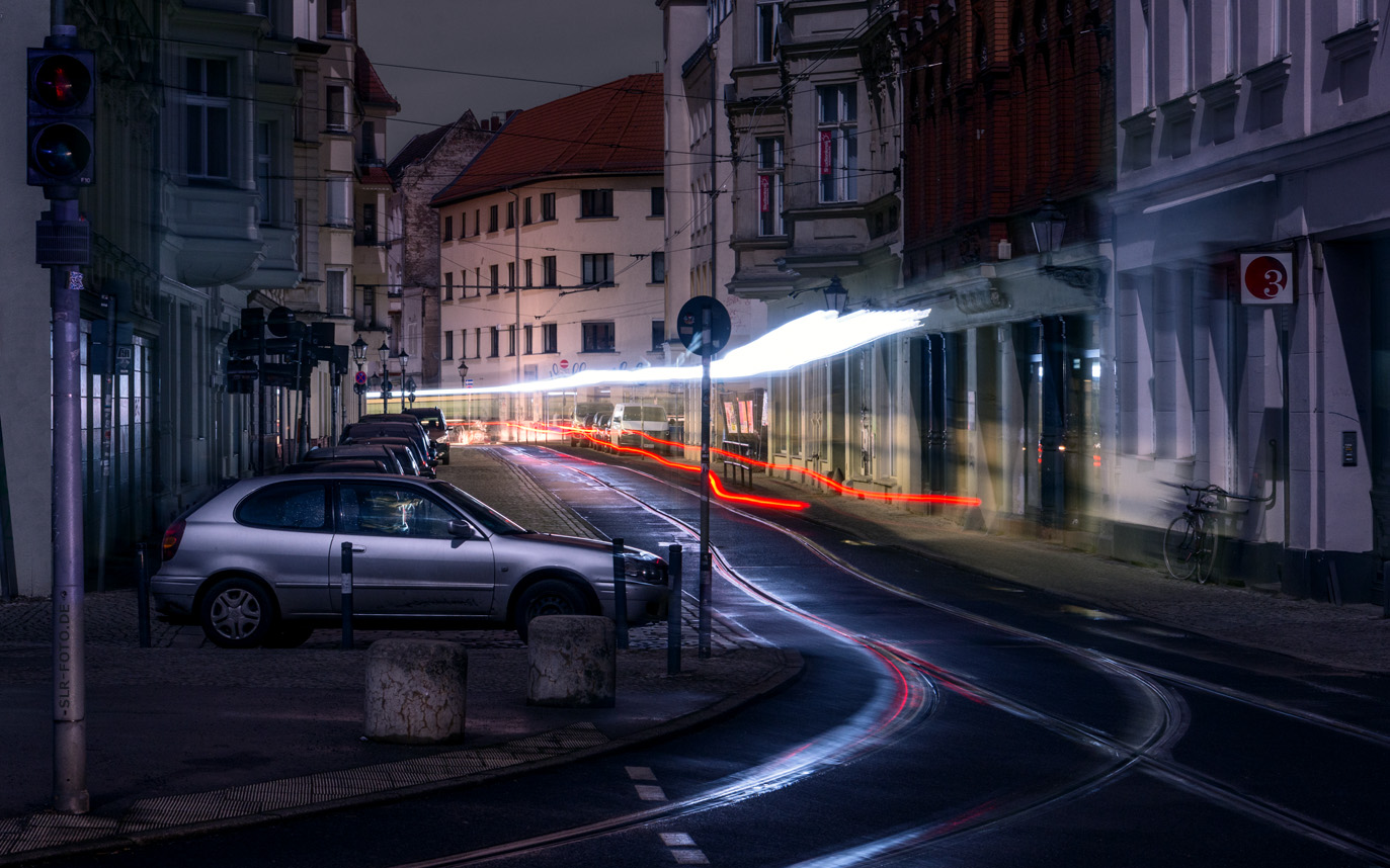 Lichtspuren bei Nacht in der Kietzer Straße bei ausgefallener Straßenbeleuchtung