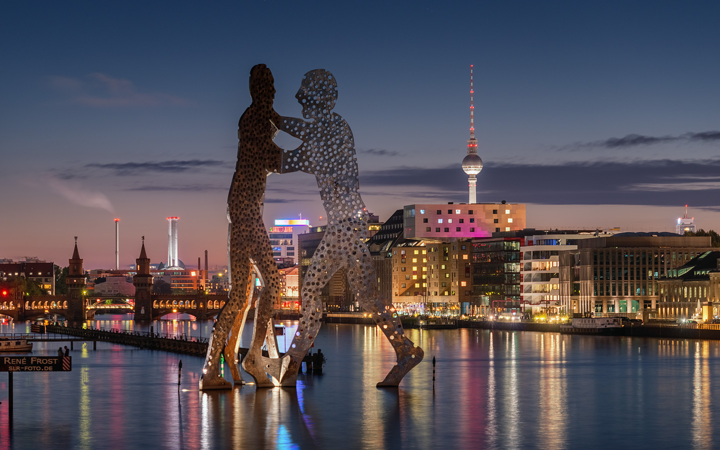 Berlin - Skyline bei Nacht mit Molecule-Man, Oberbaumbrücke und Fernsehturm