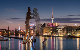 Berlin - Skyline bei Nacht mit Molecule-Man, Oberbaumbrücke und Fernsehturm