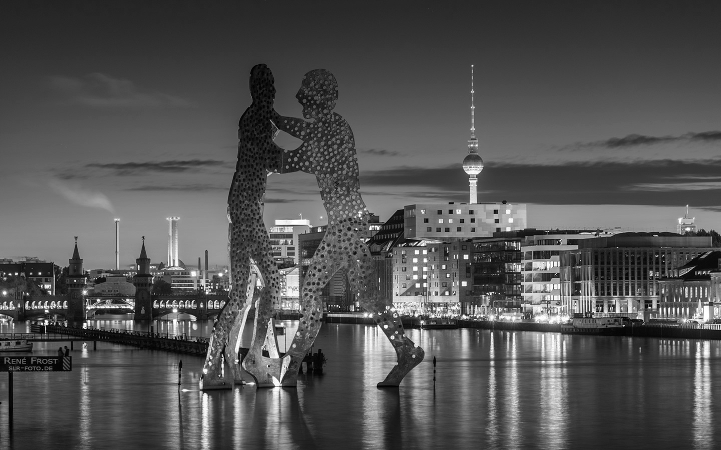 Berlin - Skyline bei Nacht mit Molecule-Man, Oberbaumbrücke und Fernsehturm (s/w)