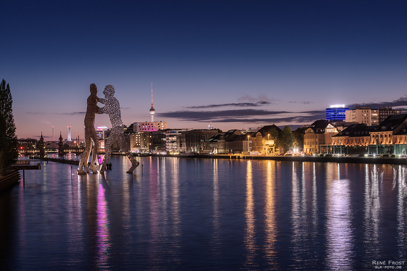 Berlin bei Nacht - Spree-Panorama am Osthafen mit Molecule-Man, Oberbaumbrücke und Fernsehturm