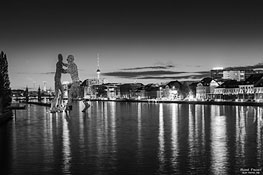 Berlin bei Nacht - Spree-Panorama am Osthafen mit Molecule-Man, Oberbaumbrücke und Fernsehturm (s/w)
