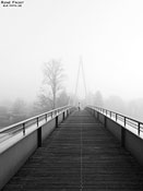 Frau auf Brücke im Nebel