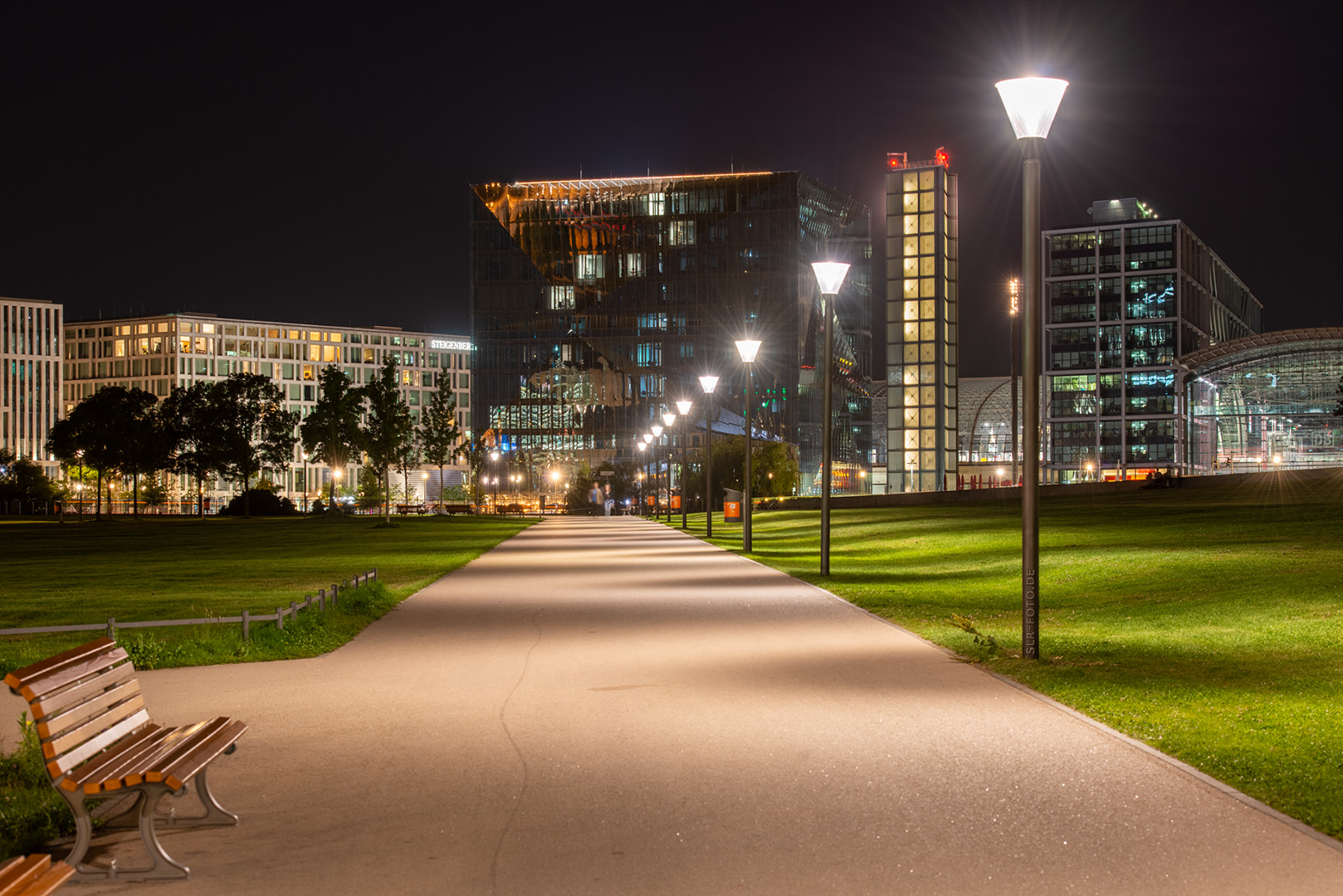 Spreebogenpark und Cube Berlin bei Nacht