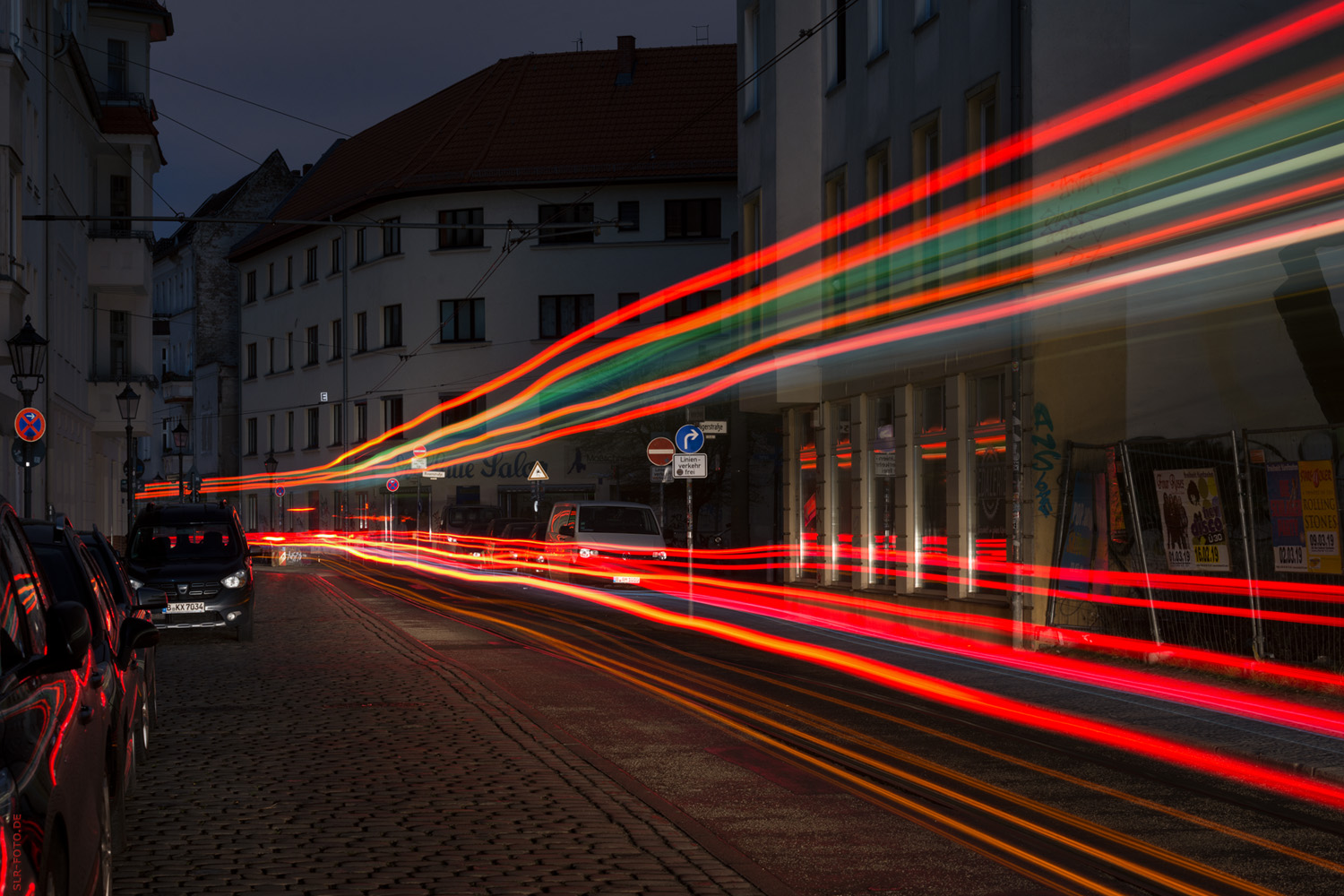 Bunte Lichtspuren bei Nacht in der Köpenicker Altstadt bei ausgefallener Straßenbeleuchtung