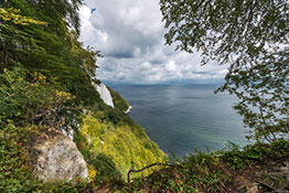 Blick auf die Ostsee mit Kreidefelsen Königsstuhl im Nationalpark Jasmund auf Rügen