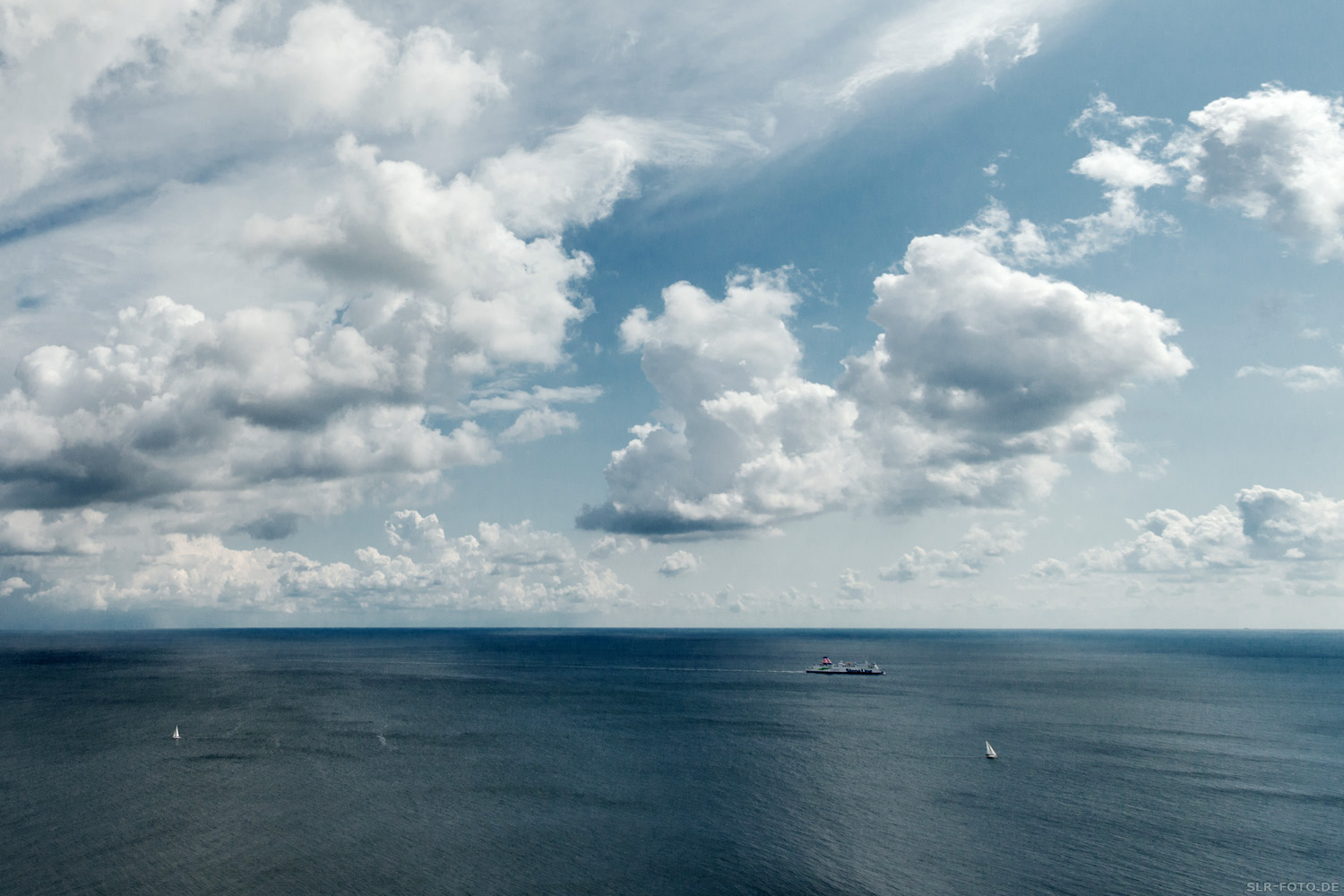 Ostsee mit Booten und Wolken aus der Vogelperspektive