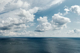 Ostsee mit Booten und Wolken aus der Vogelperspektive