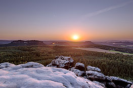Sächsische Schweiz - Blick vom Gohrisch bei Sonnenuntergang auf Pfaffenstein, Quirl und Königstein