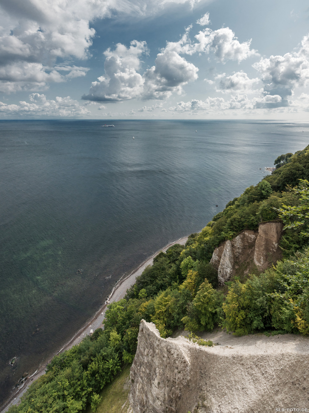 Ostsee-Steilküste - Blick aufs Meer mit Schiffen II