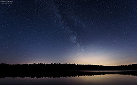 Milky Way - Milchstrasse am Sternenhimmel mit Waldseepanorama