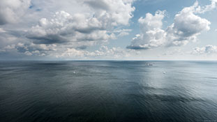 Ostseepanorama mit Booten aus der Vogelperspektive