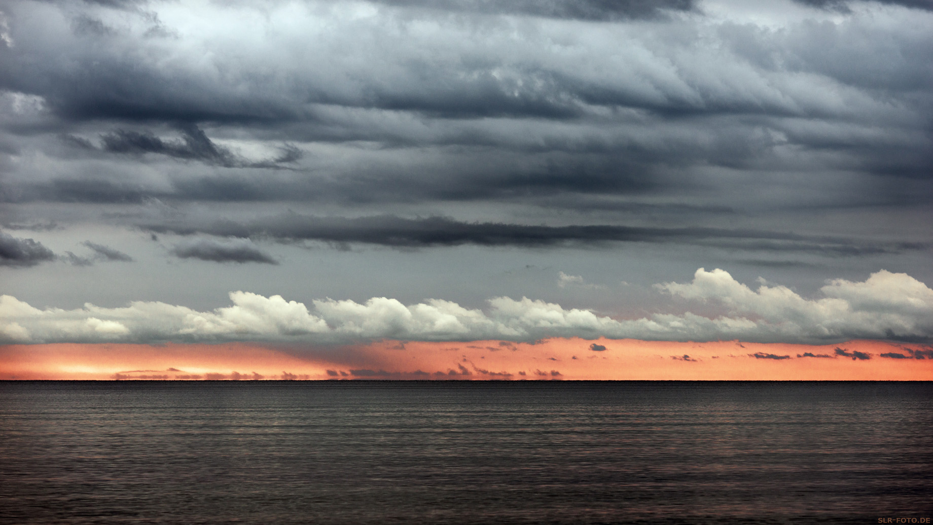 Wolken bei Sonnenaufgang über der Ostsee
